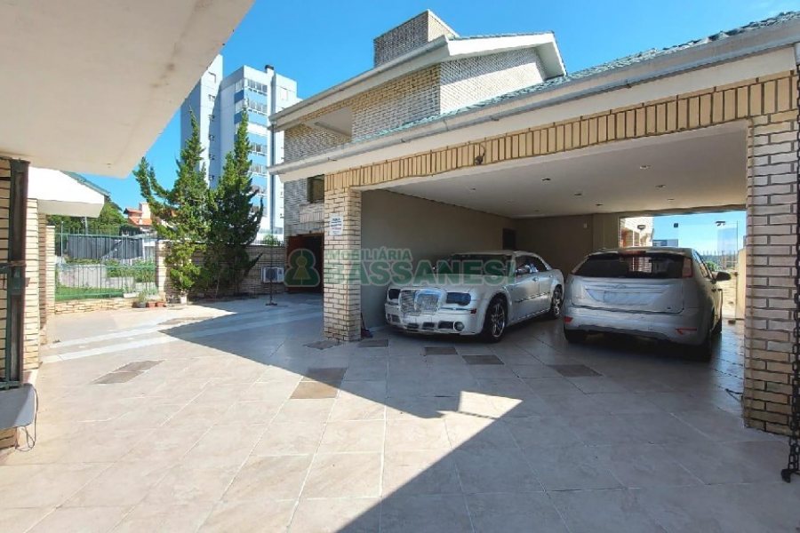 Casa Mobiliada com 318m², 4 dormitórios, 2 vagas, no bairro Sagrada Família em Caxias do Sul para Alugar