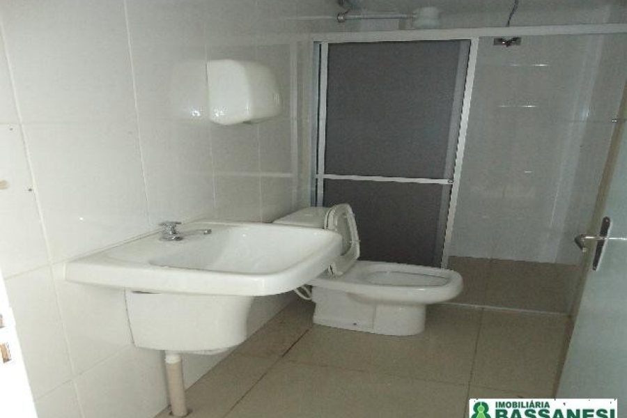 Loja com 320m², no bairro São Pelegrino em Caxias do Sul para Alugar