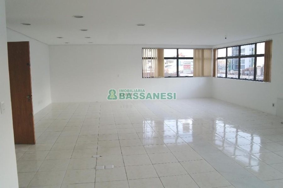 Sala com 100m², 2 vagas, no bairro Centro em Caxias do Sul para Comprar