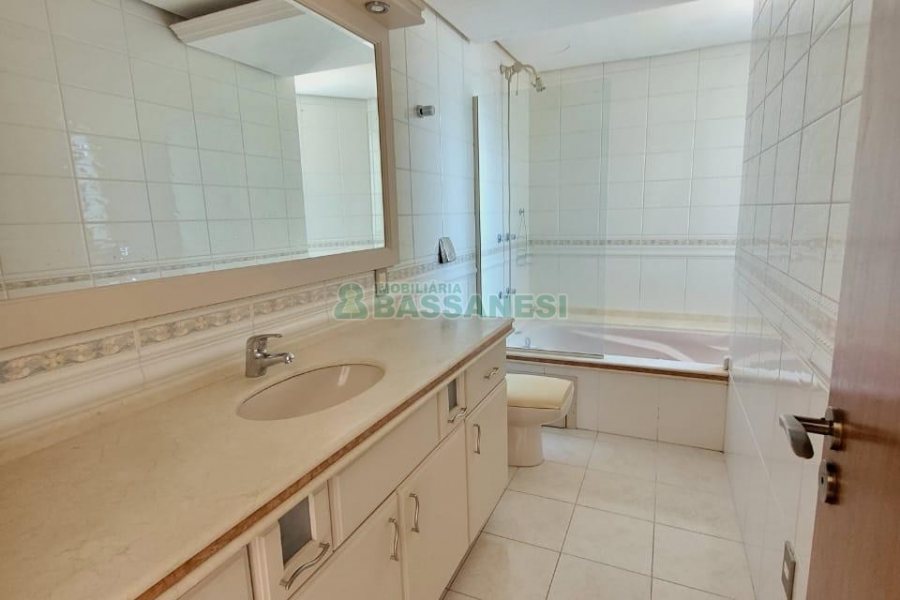 Apartamento com 190m², 3 dormitórios, 2 vagas, no bairro Rio Branco em Caxias do Sul para Comprar