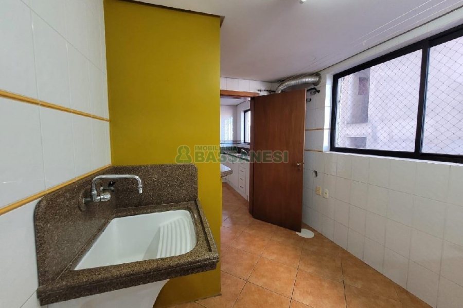 Apartamento com 190m², 3 dormitórios, 2 vagas, no bairro Rio Branco em Caxias do Sul para Comprar