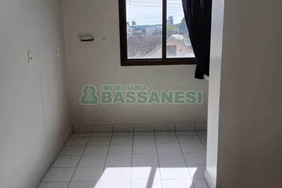 Apto Mobiliado com 60m², 2 dormitórios, 1 vaga, no bairro Sagrada Família em Caxias do Sul para Comprar