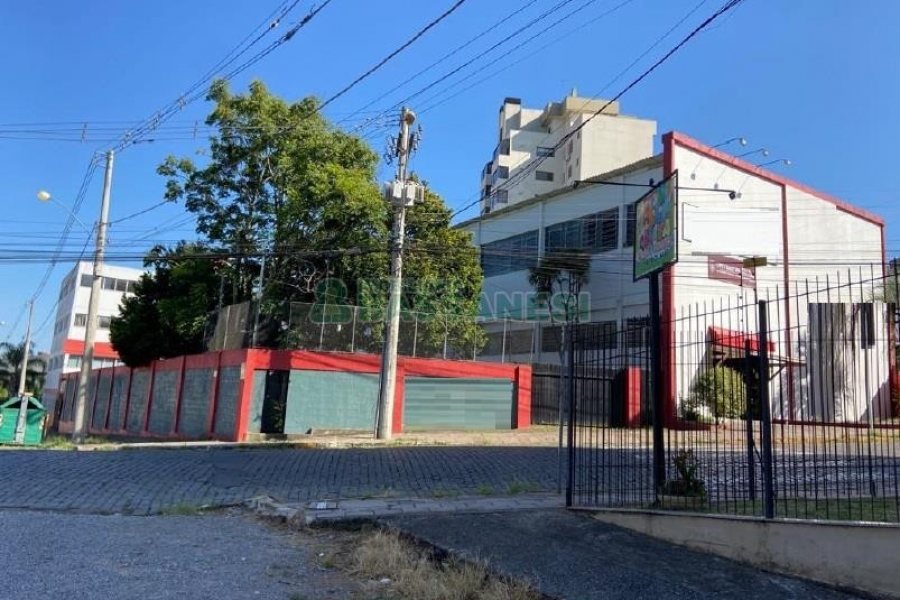Pavilhão com 798m², no bairro Pio X em Caxias do Sul para Comprar