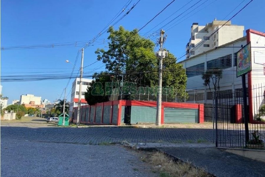 Pavilhão com 798m², no bairro Pio X em Caxias do Sul para Comprar
