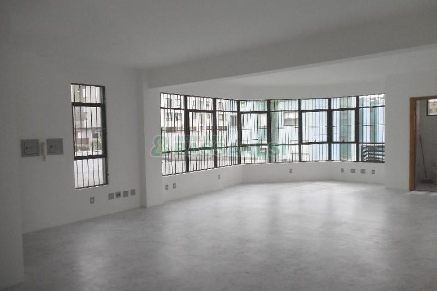 Sala com 118m², 2 vagas, no bairro Centro em Caxias do Sul para Comprar