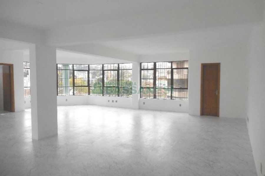 Sala com 118m², 2 vagas, no bairro Centro em Caxias do Sul para Comprar