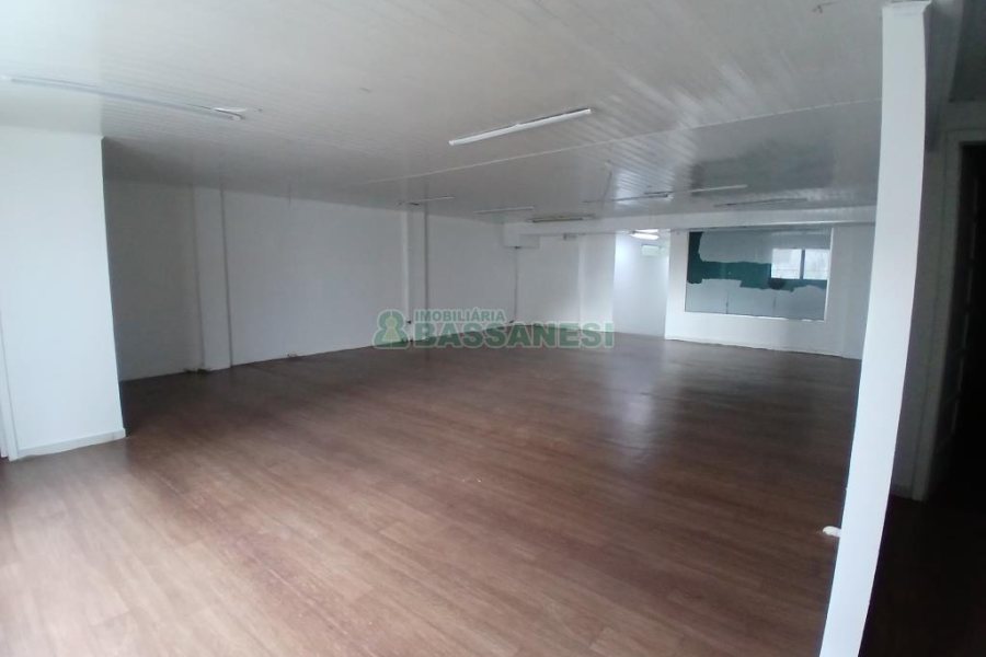 Sala com 400m², no bairro Centro em Caxias do Sul para Alugar