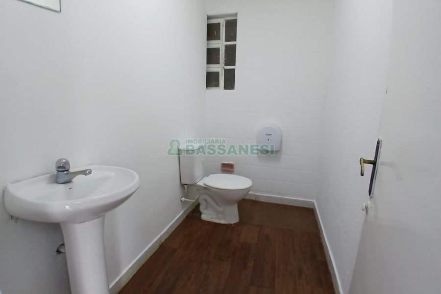 Sala com 400m², no bairro Centro em Caxias do Sul para Alugar