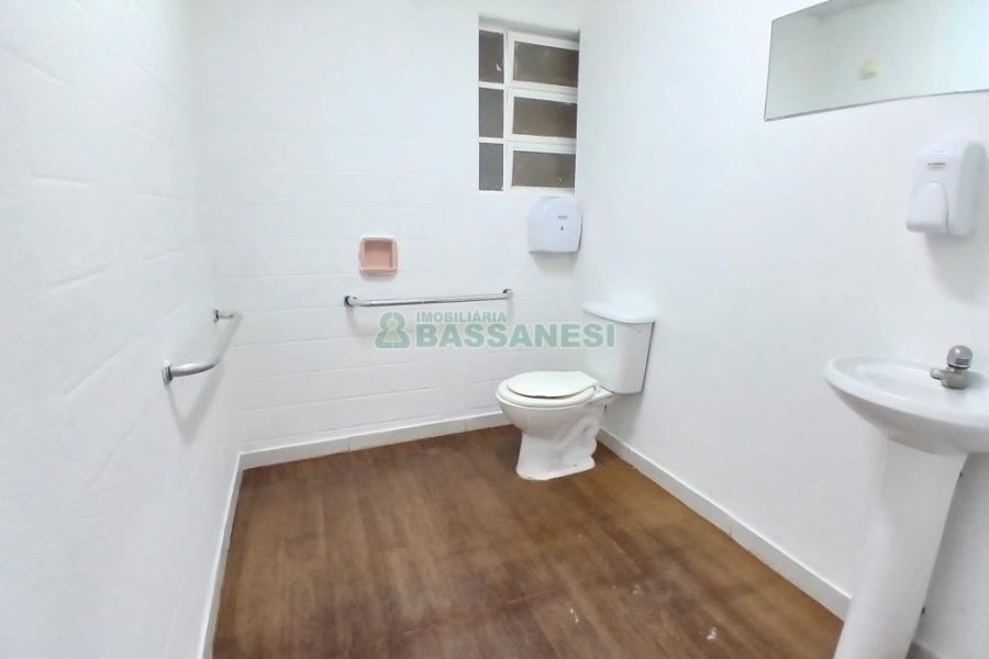 Sala com 400m², no bairro Centro em Caxias do Sul para Alugar