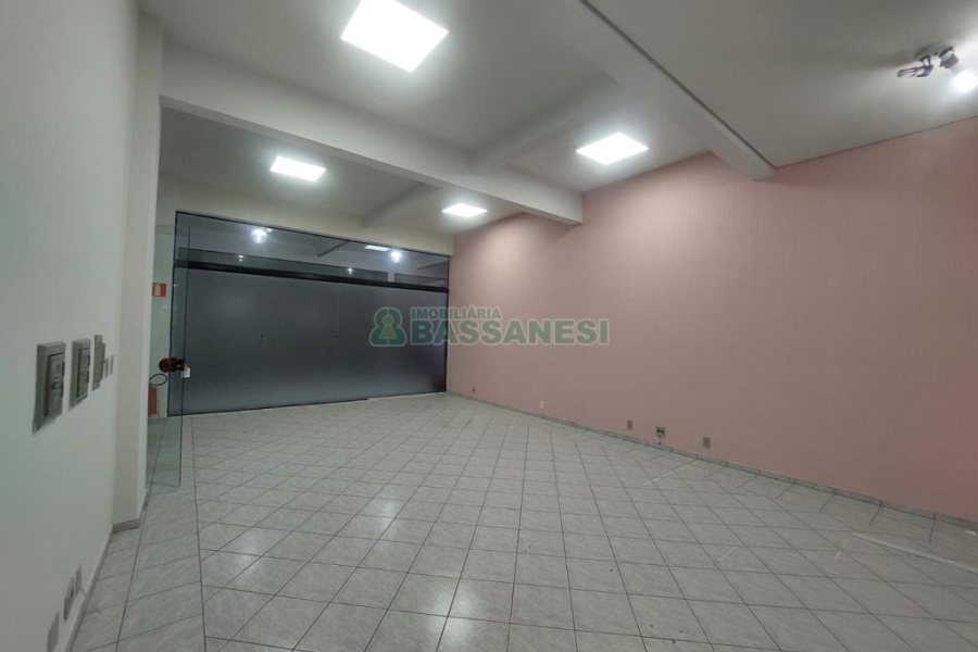 Loja com 53m², 2 vagas, no bairro Centro em Caxias do Sul para Alugar ou Comprar