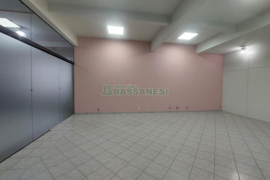 Loja com 53m², 2 vagas, no bairro Centro em Caxias do Sul para Alugar ou Comprar