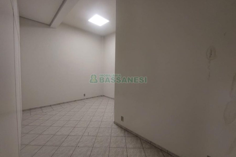 Loja com 53m², 2 vagas, no bairro Centro em Caxias do Sul para Alugar ou Comprar