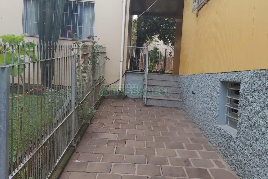 Casa, 4 dormitórios, 1 vaga, no bairro Rio Branco em Caxias do Sul para Comprar