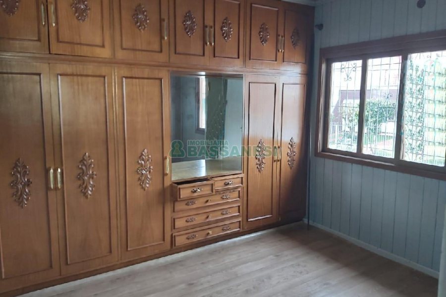 Casa, 4 dormitórios, 1 vaga, no bairro Rio Branco em Caxias do Sul para Comprar