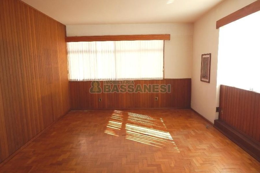 Sala com 140m², no bairro Centro em Caxias do Sul para Comprar