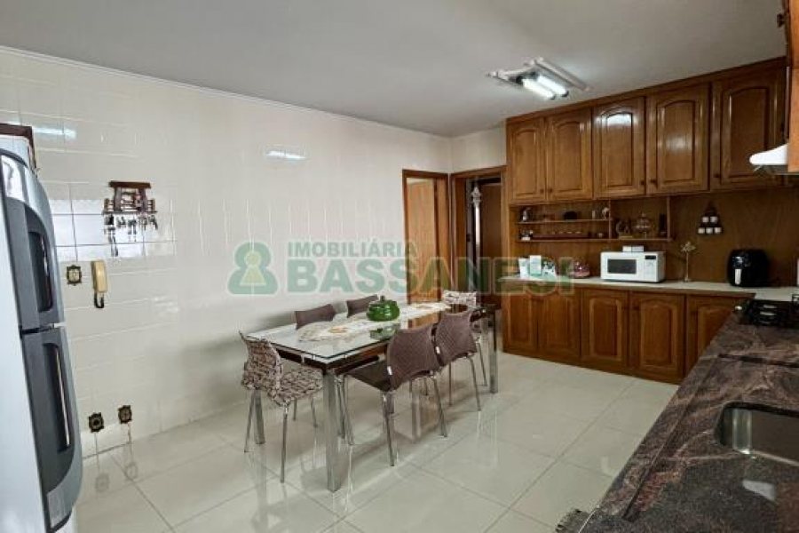 Apartamento com 124m², 3 dormitórios, 1 vaga, no bairro Rio Branco em Caxias do Sul para Comprar