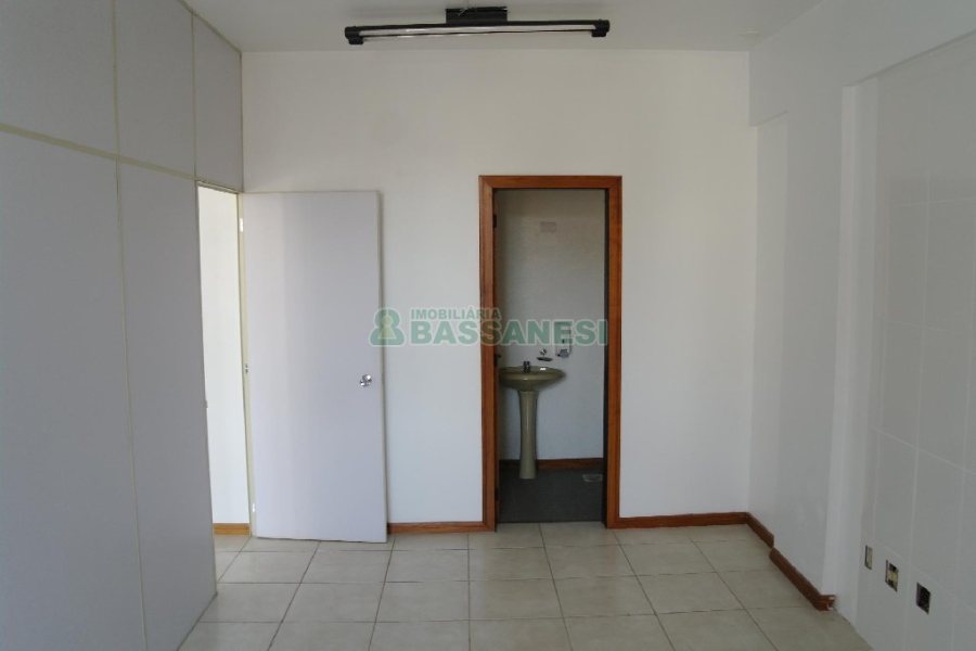 Sala com 42m², no bairro Centro em Caxias do Sul para Comprar