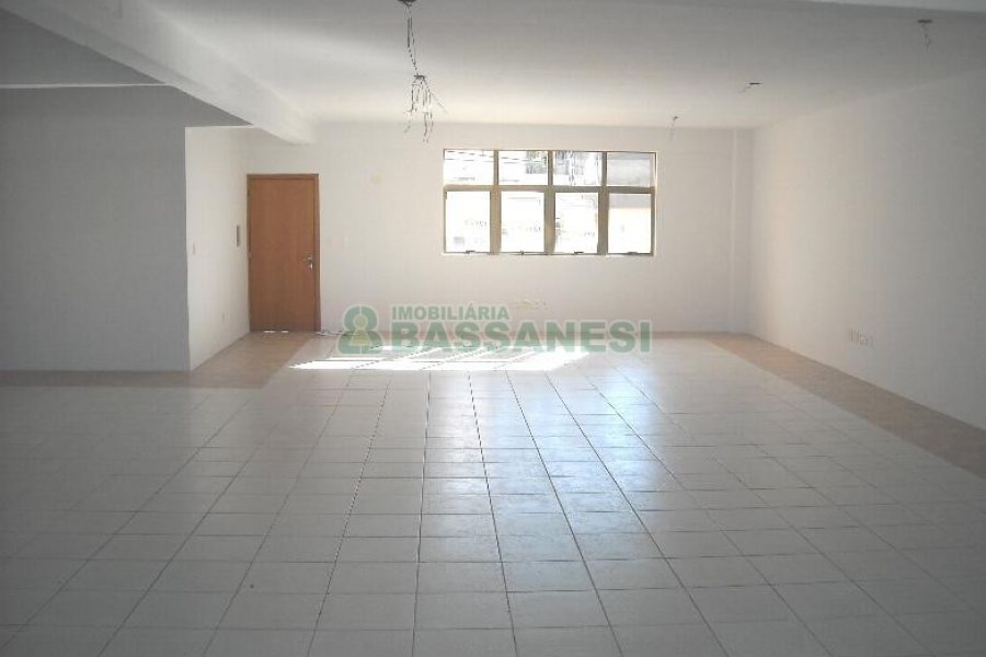 Sala com 150m², 1 vaga, no bairro Lourdes em Caxias do Sul para Alugar