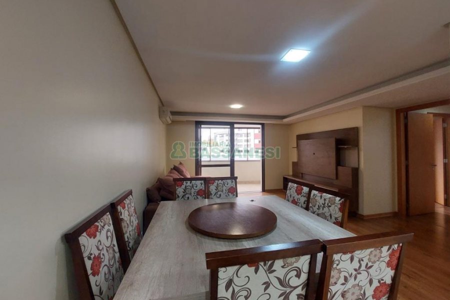 Apto Mobiliado com 92m², 2 dormitórios, 2 vagas, no bairro Centro em Caxias do Sul para Comprar