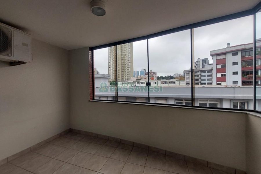 Apto Mobiliado com 92m², 2 dormitórios, 2 vagas, no bairro Centro em Caxias do Sul para Comprar