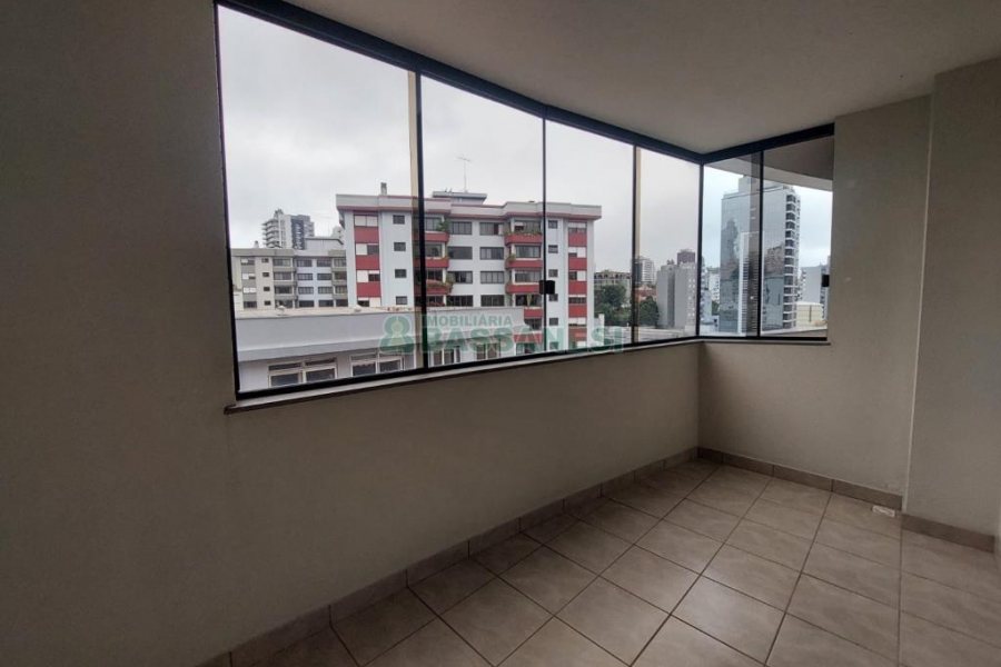 Apto Mobiliado com 92m², 2 dormitórios, 2 vagas, no bairro Centro em Caxias do Sul para Comprar