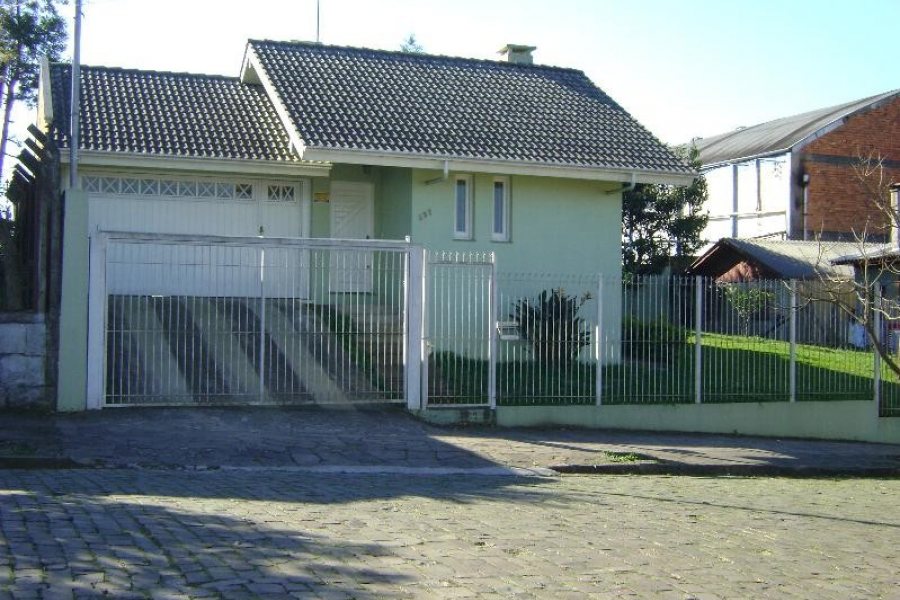 Casa com 250m², 3 dormitórios, 2 vagas, no bairro Petrópolis em Caxias do Sul para Alugar