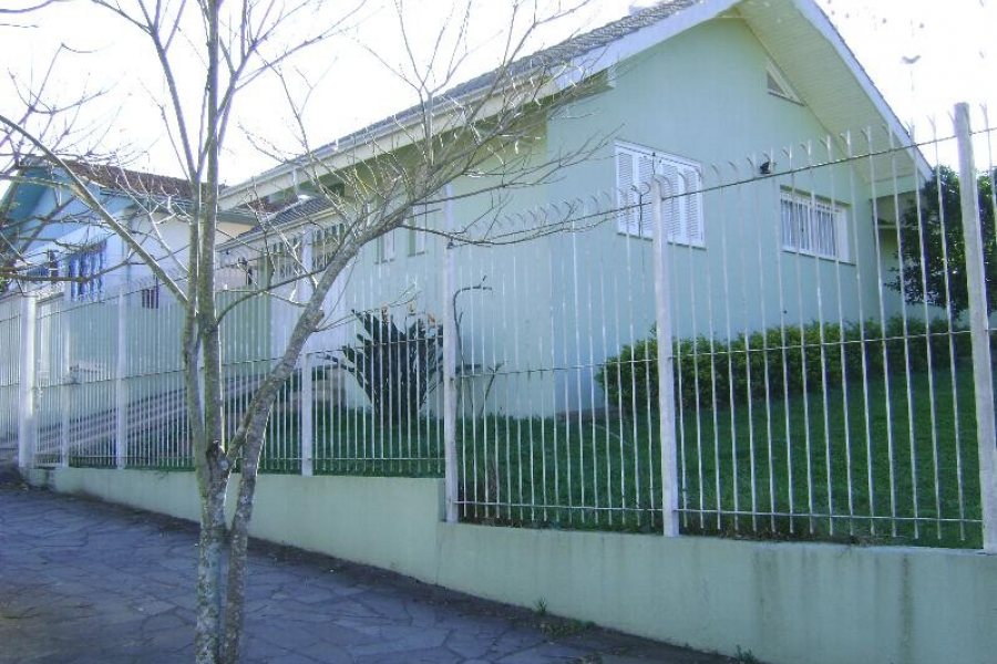 Casa com 250m², 3 dormitórios, 2 vagas, no bairro Petrópolis em Caxias do Sul para Alugar