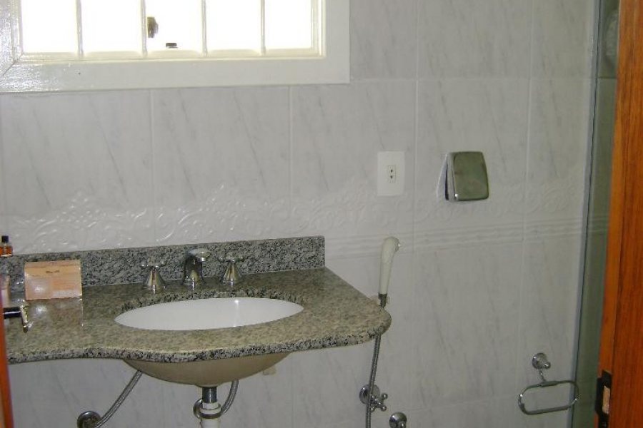 Casa com 250m², 3 dormitórios, 2 vagas, no bairro Petrópolis em Caxias do Sul para Alugar