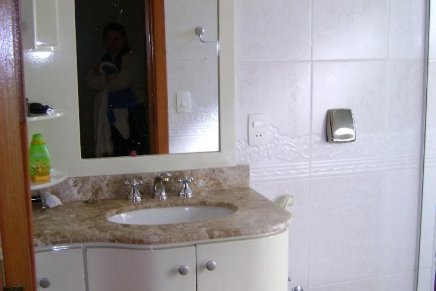 Casa com 250m², 3 dormitórios, 2 vagas, no bairro Petrópolis em Caxias do Sul para Alugar