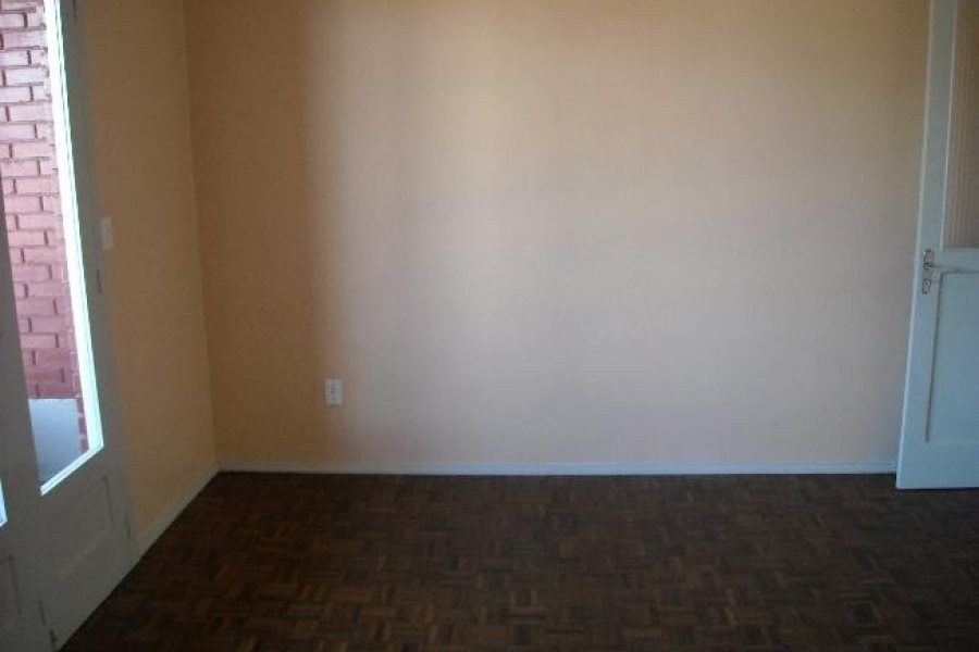 Casa com 150m², 3 dormitórios, 1 vaga, no bairro Rio Branco em Caxias do Sul para Alugar