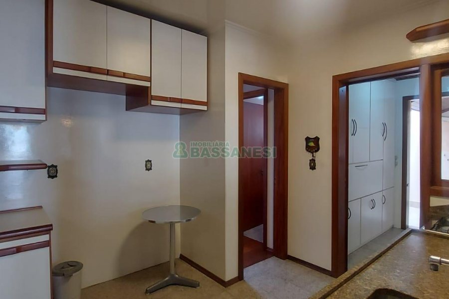 Apto Mobiliado com 140m², 3 dormitórios, 2 vagas, no bairro Lourdes em Caxias do Sul para Alugar