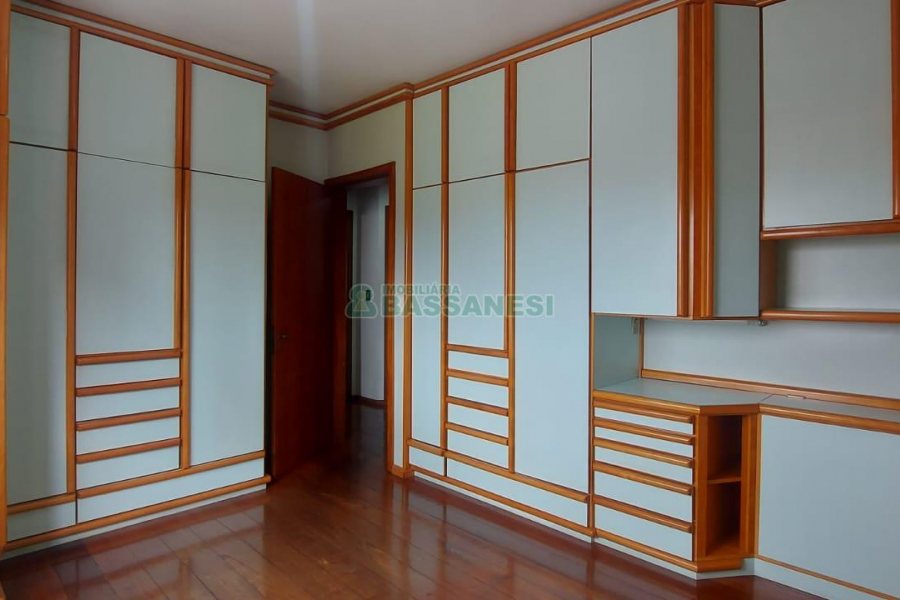 Apto Mobiliado com 140m², 3 dormitórios, 2 vagas, no bairro Lourdes em Caxias do Sul para Alugar