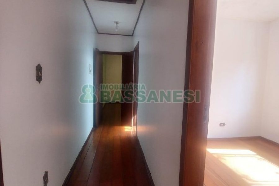 Casa Comercial com 220m², 3 dormitórios, 4 vagas, no bairro Cidade Nova em Caxias do Sul para Alugar
