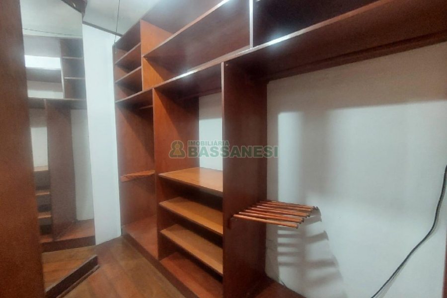 Casa Comercial com 220m², 3 dormitórios, 4 vagas, no bairro Cidade Nova em Caxias do Sul para Alugar