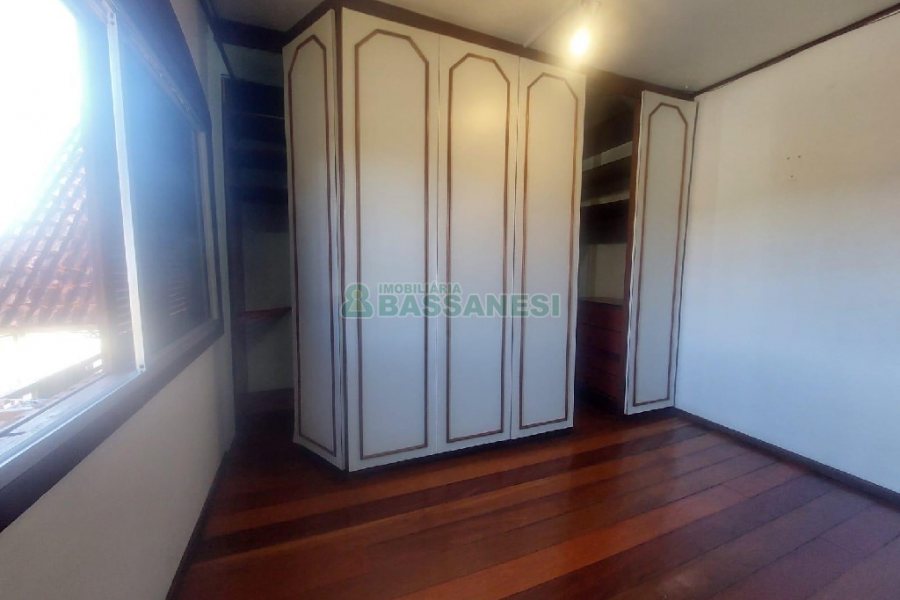 Casa Comercial com 220m², 3 dormitórios, 4 vagas, no bairro Cidade Nova em Caxias do Sul para Alugar