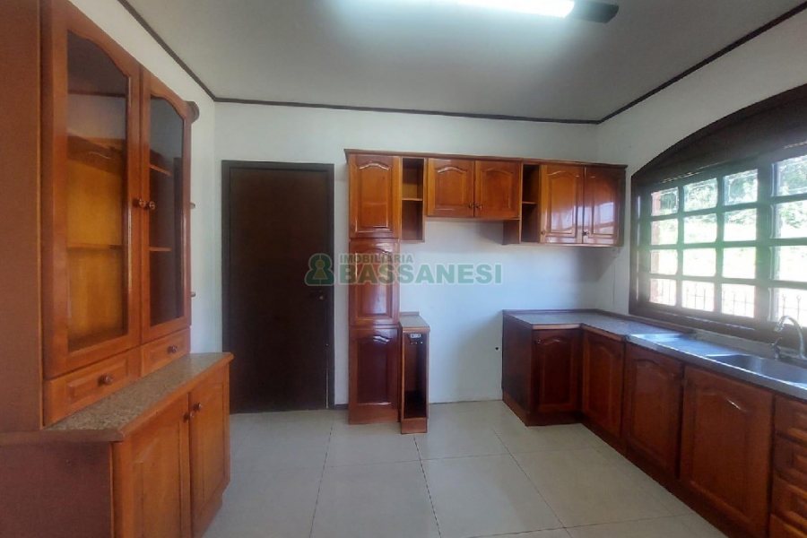 Casa Comercial com 220m², 3 dormitórios, 4 vagas, no bairro Cidade Nova em Caxias do Sul para Alugar