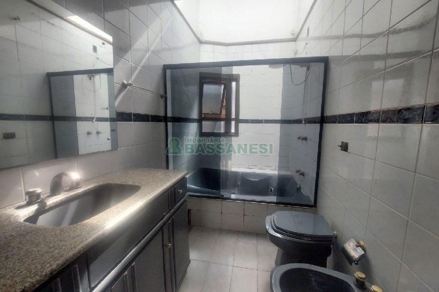 Casa Comercial com 220m², 3 dormitórios, 4 vagas, no bairro Cidade Nova em Caxias do Sul para Alugar