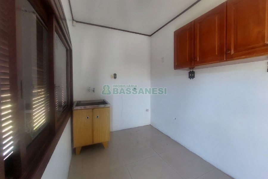 Casa Comercial com 220m², 3 dormitórios, 4 vagas, no bairro Cidade Nova em Caxias do Sul para Alugar