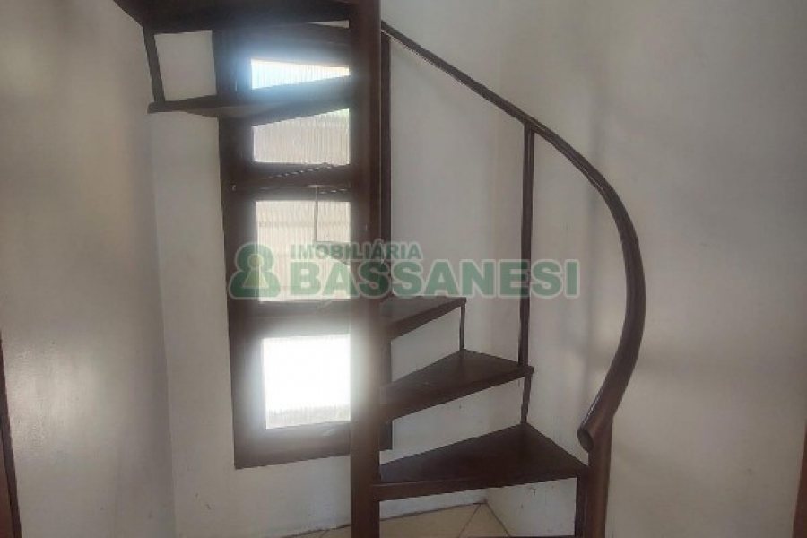 Casa Comercial com 220m², 3 dormitórios, 4 vagas, no bairro Cidade Nova em Caxias do Sul para Alugar