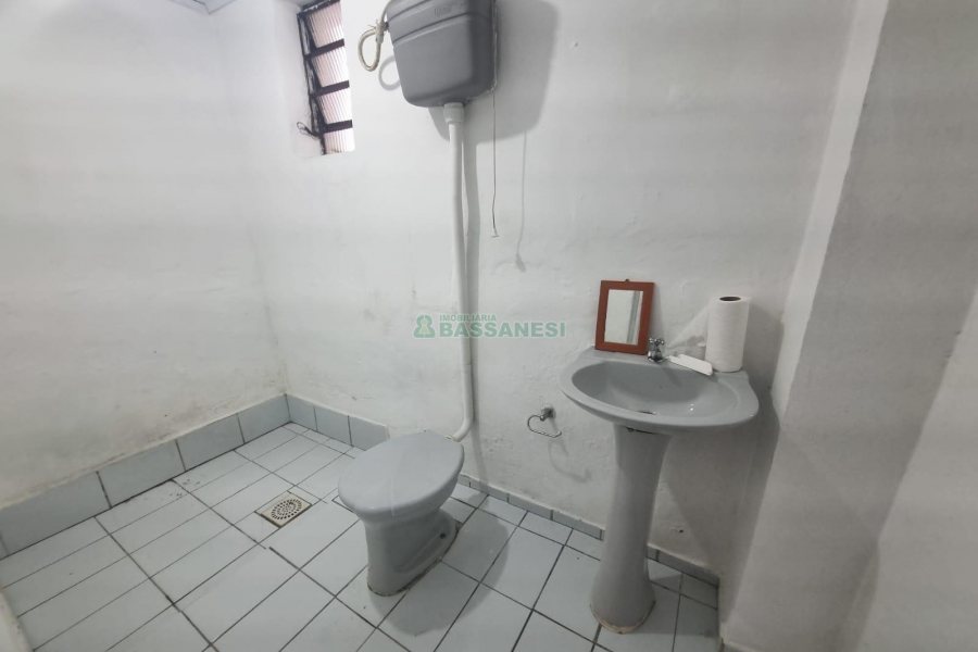 Casa Comercial com 275m², 3 dormitórios, 2 vagas, no bairro Cinqüentenário em Caxias do Sul para Alugar