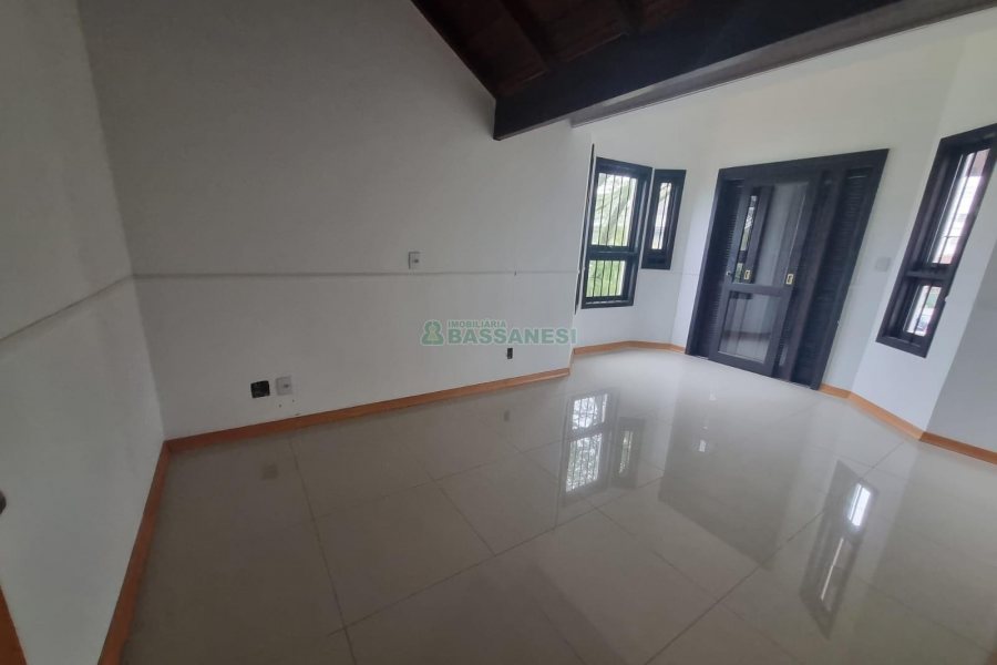 Casa Comercial com 275m², 3 dormitórios, 2 vagas, no bairro Cinqüentenário em Caxias do Sul para Alugar