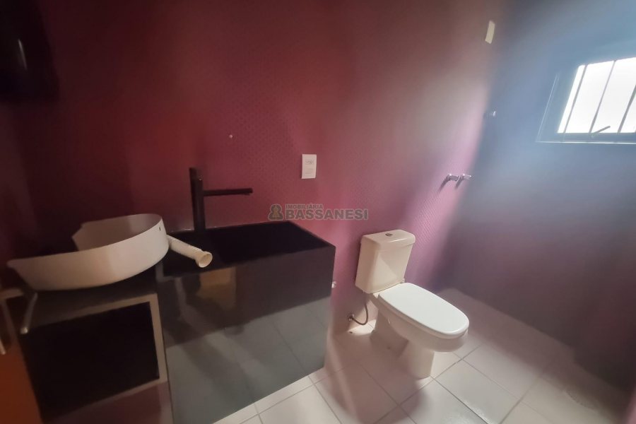Casa Comercial com 275m², 3 dormitórios, 2 vagas, no bairro Cinqüentenário em Caxias do Sul para Alugar