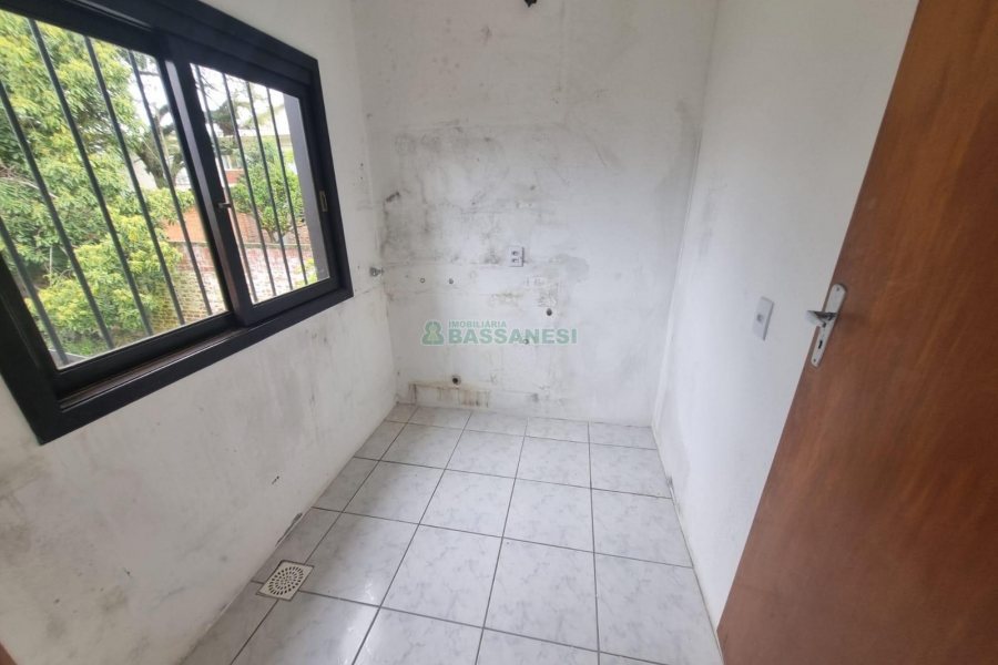 Casa Comercial com 275m², 3 dormitórios, 2 vagas, no bairro Cinqüentenário em Caxias do Sul para Alugar