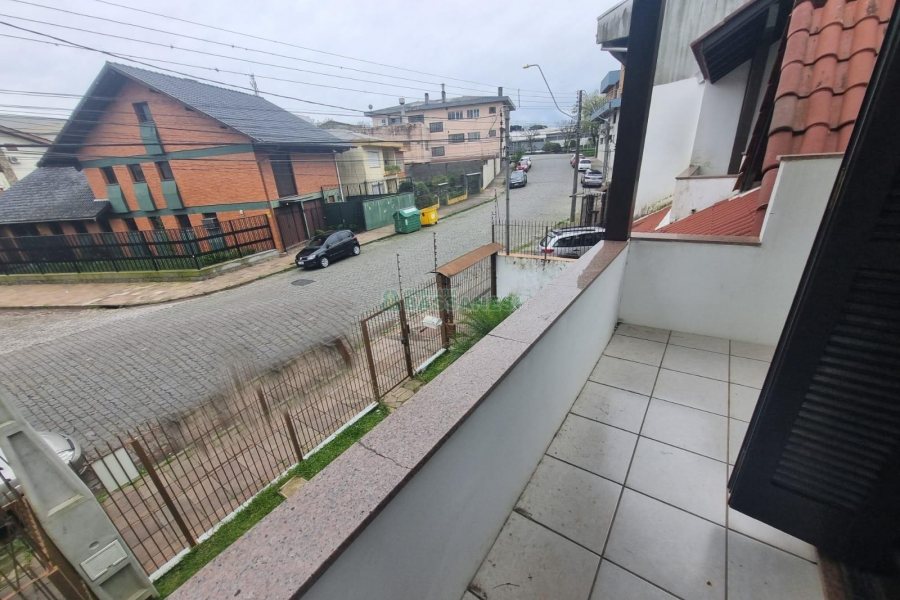 Casa Comercial com 275m², 3 dormitórios, 2 vagas, no bairro Cinqüentenário em Caxias do Sul para Alugar