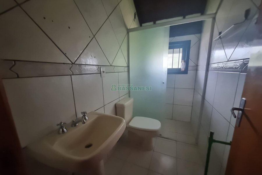 Casa Comercial com 275m², 3 dormitórios, 2 vagas, no bairro Cinqüentenário em Caxias do Sul para Alugar
