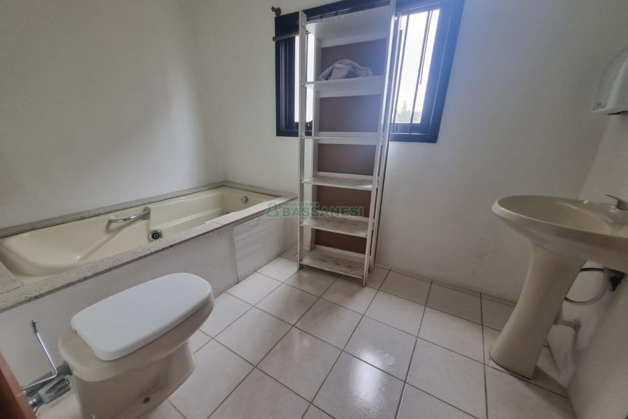 Casa Comercial com 275m², 3 dormitórios, 2 vagas, no bairro Cinqüentenário em Caxias do Sul para Alugar