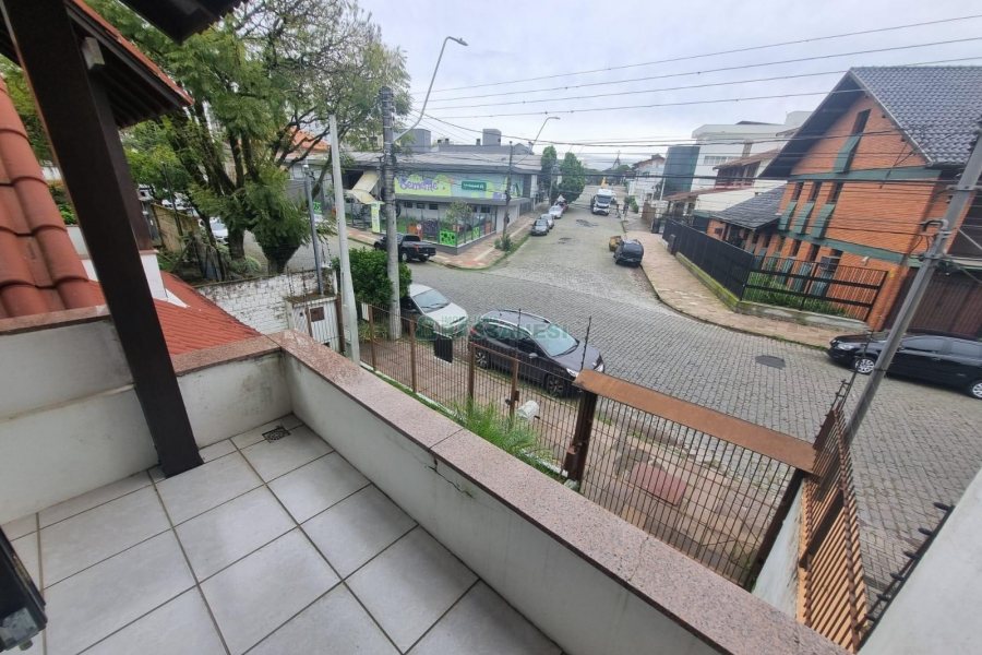 Casa Comercial com 275m², 3 dormitórios, 2 vagas, no bairro Cinqüentenário em Caxias do Sul para Alugar