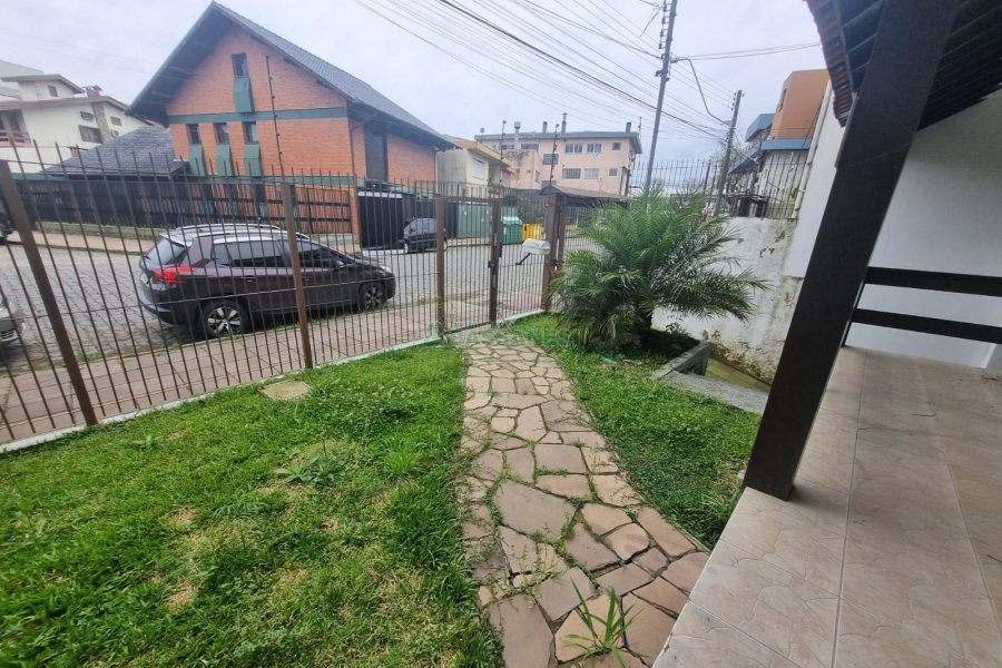 Casa Comercial com 275m², 3 dormitórios, 2 vagas, no bairro Cinqüentenário em Caxias do Sul para Alugar