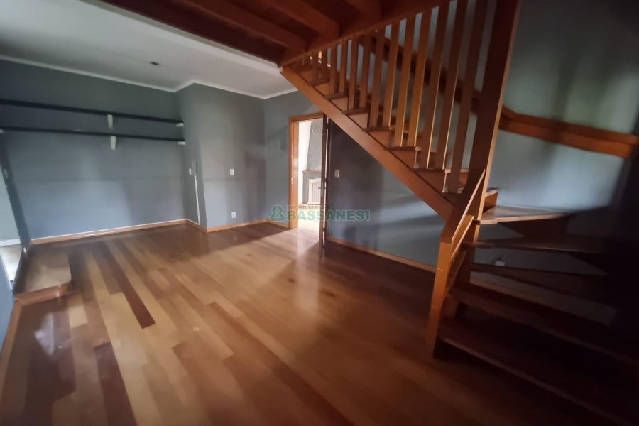 Casa Comercial com 275m², 3 dormitórios, 2 vagas, no bairro Cinqüentenário em Caxias do Sul para Alugar