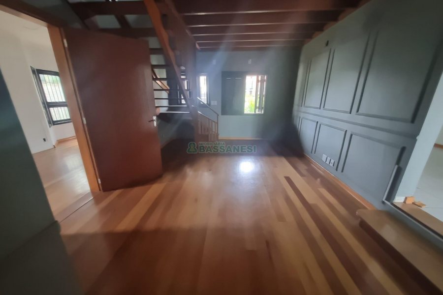 Casa Comercial com 275m², 3 dormitórios, 2 vagas, no bairro Cinqüentenário em Caxias do Sul para Alugar